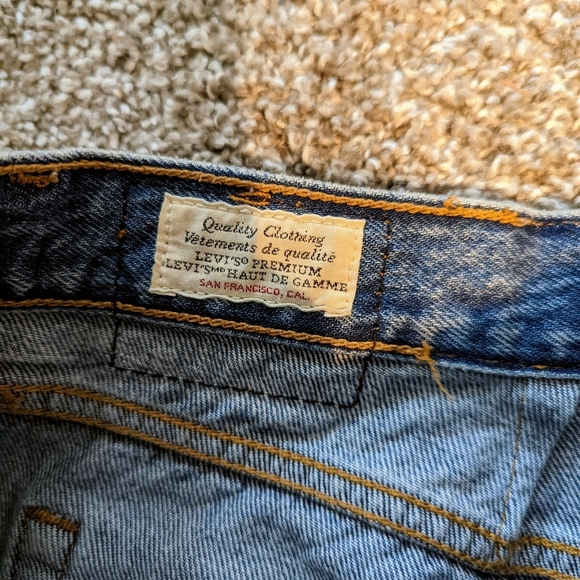 HR Distressed Levis - Picture 7 of 11